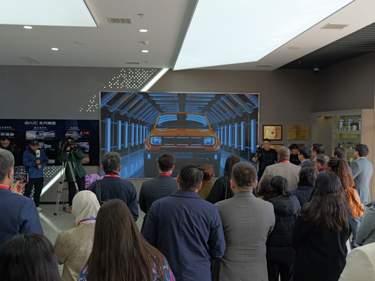 El 20 de marzo, cerca de 50 diplomáticos acreditados en China visitaron la Fábrica Inteligente de BAIC en el marco del programa «Tour Cultural Descubrir China 2026», organizado por el Ministerio de Cultura y Turismo de la República Popular China. 