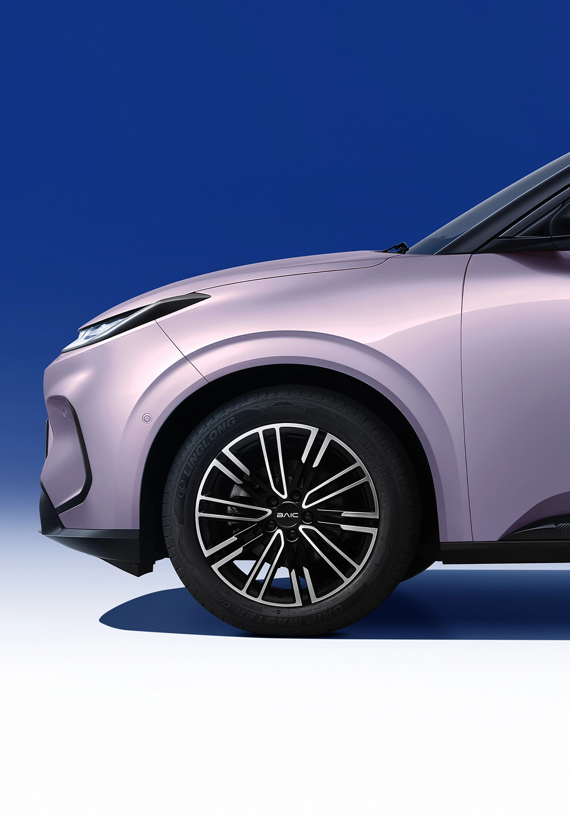 The 18-inch aluminum alloy wheels